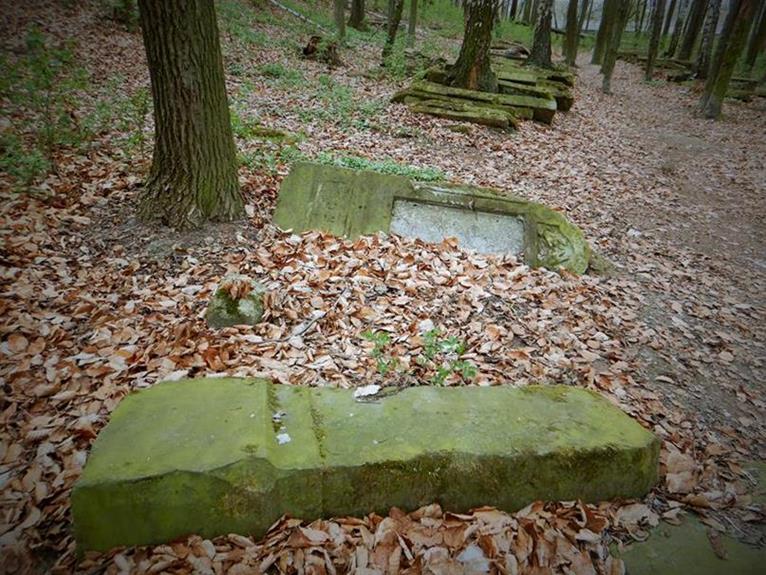 Cmentarz żydowski w Praszce (13).JPG