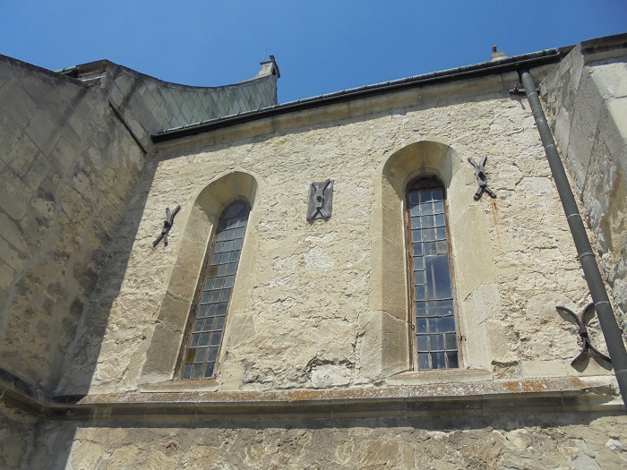 Goryslawice kosciol okna prezbiterium.JPG