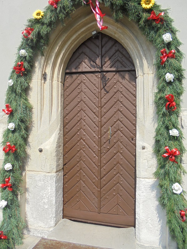 Chotel Czerwony kosciol portal gotycki kruchty.JPG