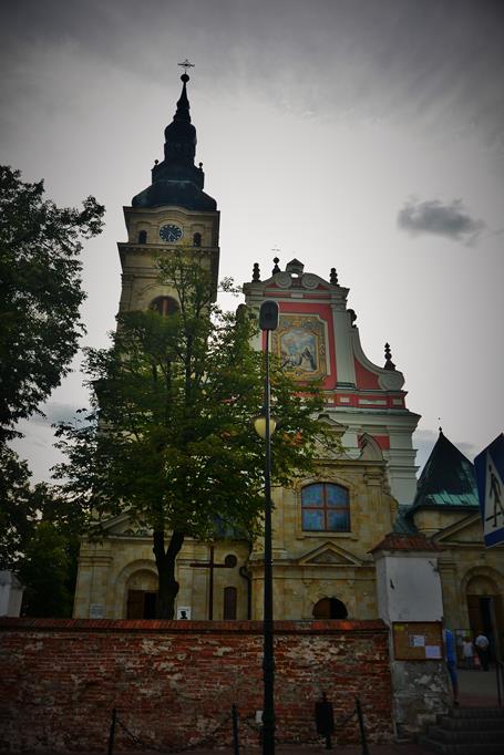 Tarnobrzeg- brama klasztoru dominikańskiego i kościoła pw. Wniebowzięcia NMP (1).JPG