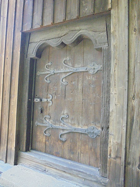 KR Salwator kaplica portal w osli grzbiet.JPG