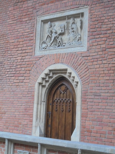 KR Collegium Maius portal z tablica fundacyjną.JPG
