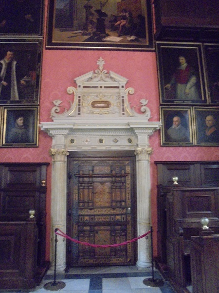 KR Collegium Maius aula drzwi z dawnego Ratusza.JPG