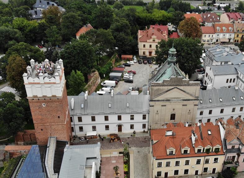 Brama Opatowska z fragmentem murów i kościół pw. Świętego Ducha.JPG