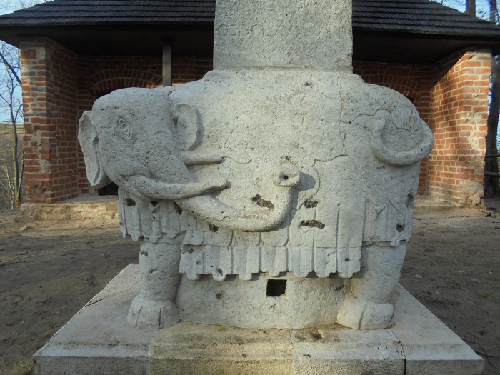Grodzisko  rzezba slonia na obelisku.JPG