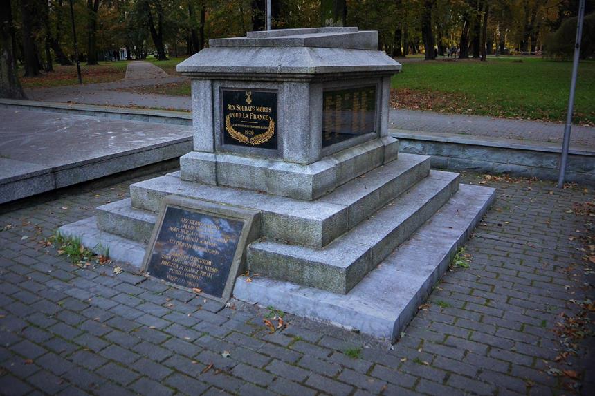 Pomnik - sarkofag żołnierzy francuskich.JPG