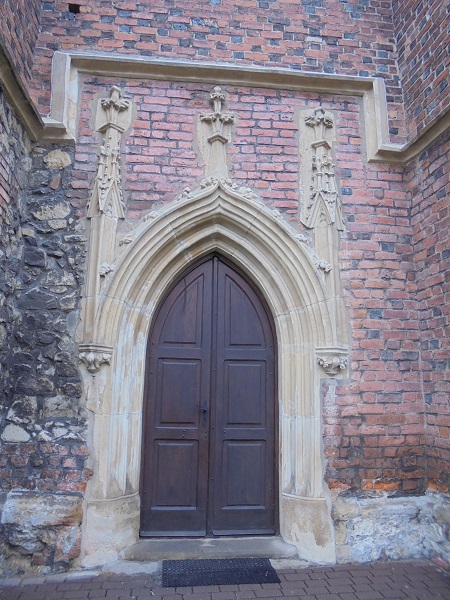 Zator kosciol gotycki portal.JPG