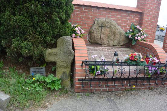 Rogów - krzyż pokutny przy cmentarzu (3).jpg