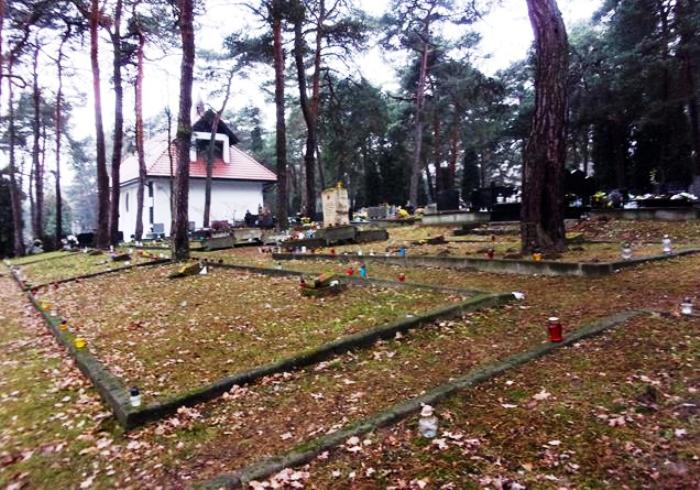 Cmentarz jeńców radzieckich  na Borku Fałęckim - fot. 2.JPG