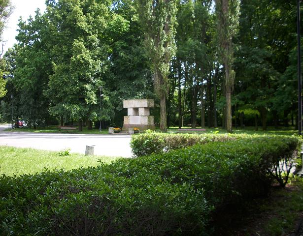 Pomnik w Parku im. Marszałka Edwarda Rydza-Śmigłego - 1.JPG