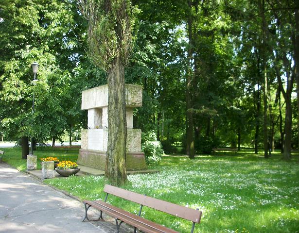 Pomnik w Parku im. Marszałka Edwarda Rydza-Śmigłego - 2.JPG
