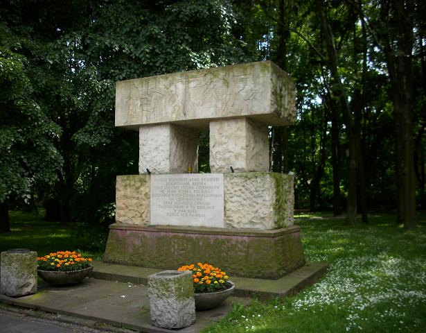 Pomnik w Parku im. Marszałka Edwarda Rydza-Śmigłego - 3.JPG