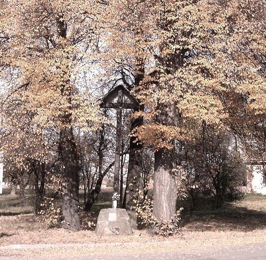 Krzyż przy drodze na cmentarz 2006.jpg