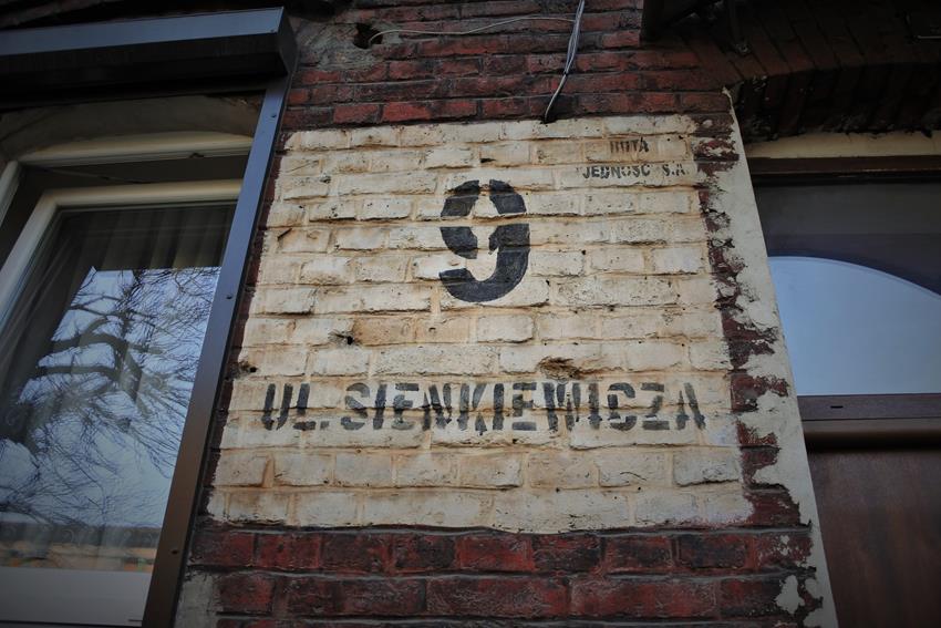 Ulica Henryka Sienkiewicza 9 - ślady ostrzału (1).JPG
