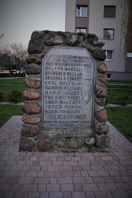 Pomnik (2).JPG