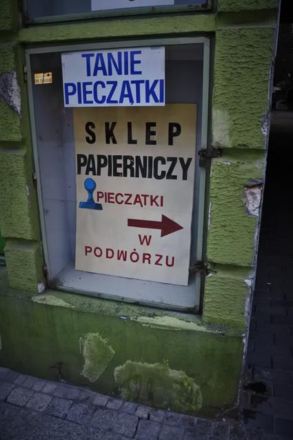 Sklepowe witrynki wystawowe z ulicy Modrzejowskiej w sosno (1692424).JPG