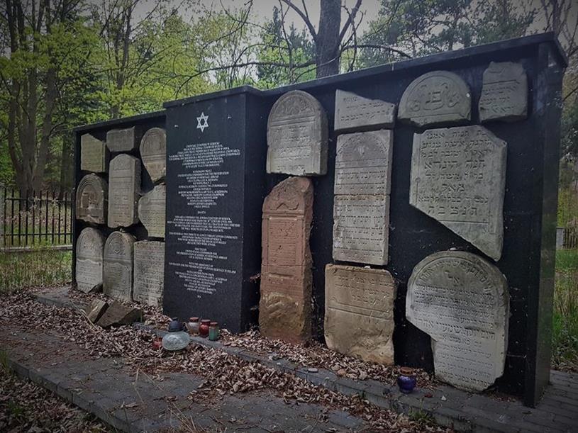 Cmentarz żydowski w Serocku (2).jpg