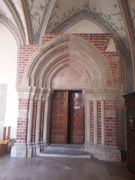KR Mogila opactwo gotycki portal do kruzgankow.jpg