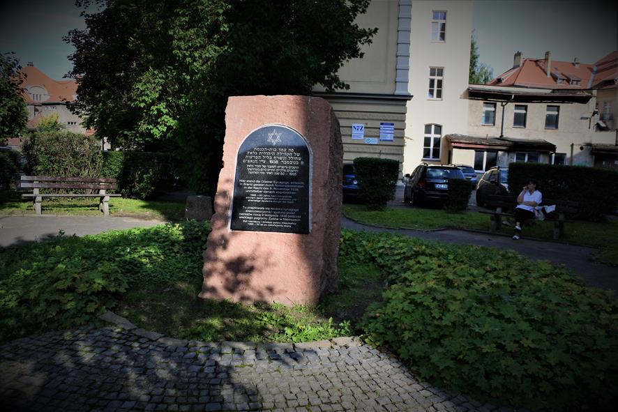 Pomnik w miejscu synagogi (5).JPG