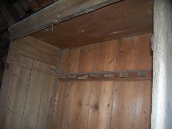 Wnętrze szafy na strychu - nie ma tu przejścia do Narnii.jpg
