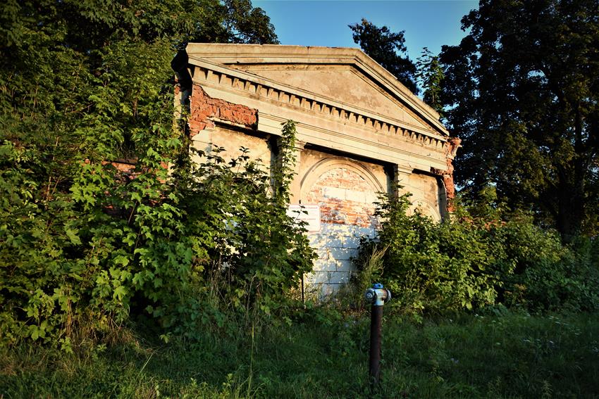 Dom przedpogrzebowy oraz mur cmentarny (1).JPG