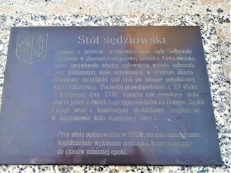 Stół sędziowski ze Strzelina (1).jpg