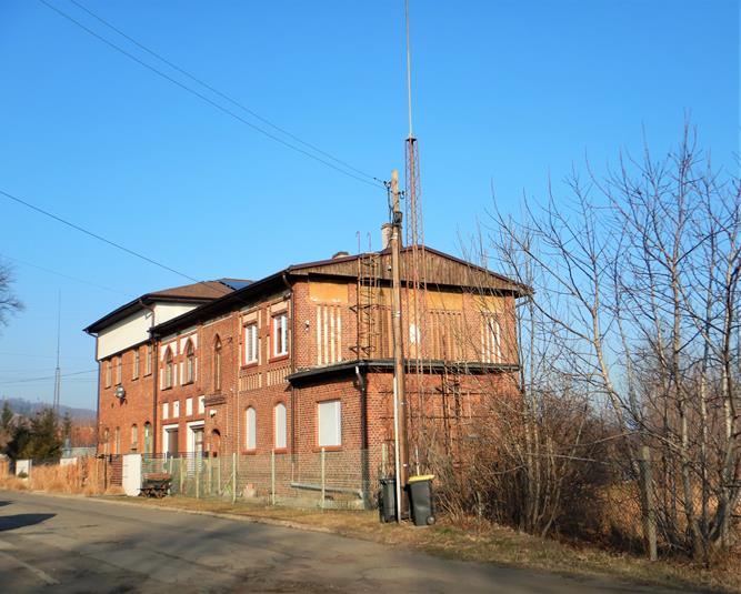 Budynek stacji energetycznej w Pieszycach (1).JPG