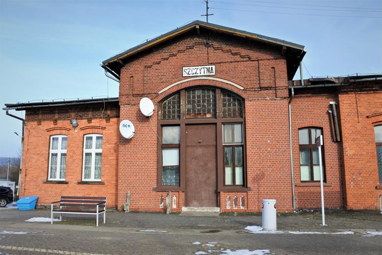 Szczytna - stacja kolejowa (17).JPG