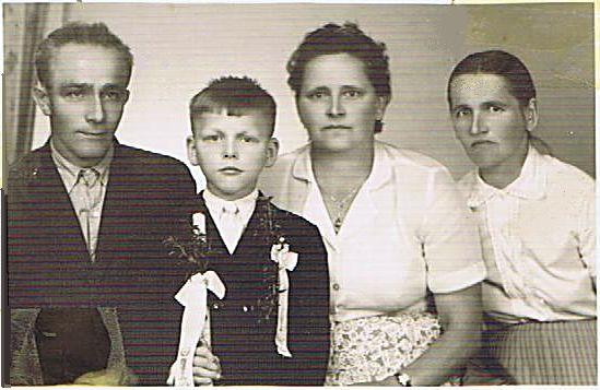 Od lewej Stanisław Grzyb, syn Adam, sąsiadka Olga Szostak i Władysława Grzyb..jpg