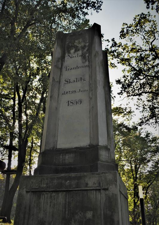Pomnik na cmentarzu pległych w 1866 (3).JPG