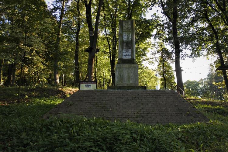 Pomnik na cmentarzu pległych w 1866 (11).JPG