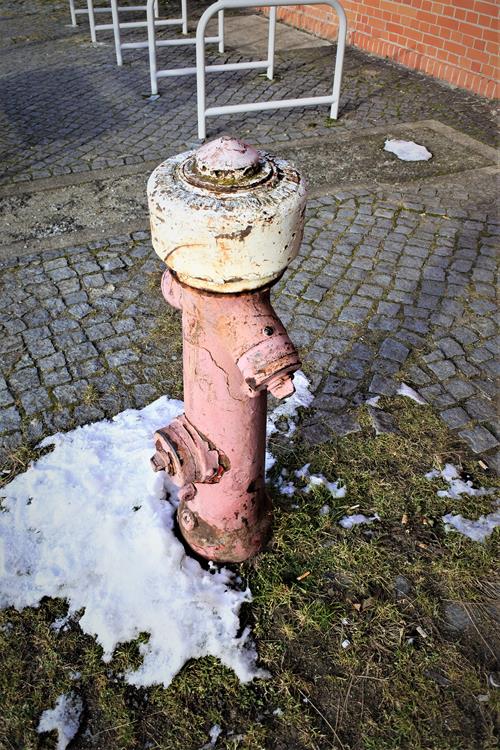 Szczytna - hydrant na dworcu kolejowym (1).JPG