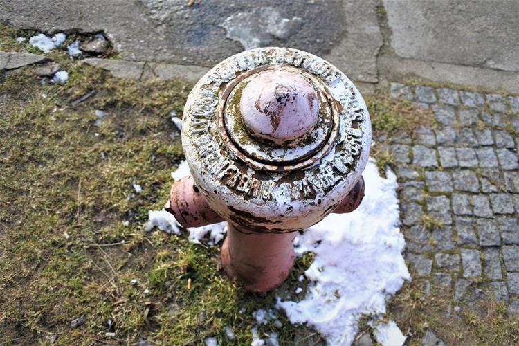 Szczytna - hydrant na dworcu kolejowym (2).JPG