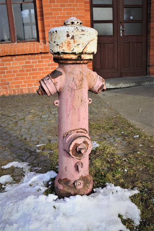 Szczytna - hydrant na dworcu kolejowym (5).JPG