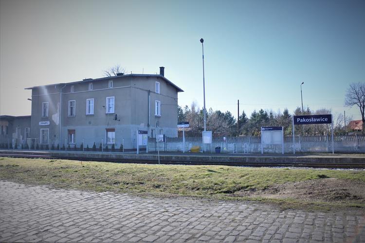 Pakosławice - przystanek kolejowy (14).JPG