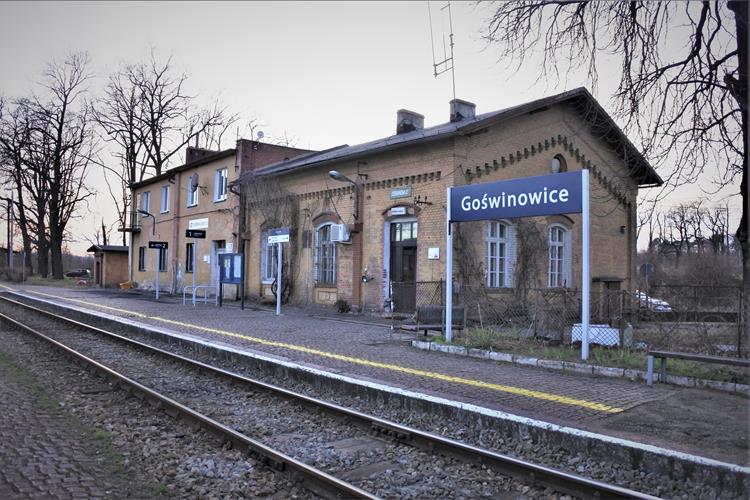 Dworzec kolejowy i stacja (3).JPG