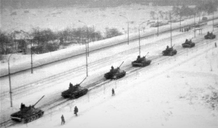 Czołgi w drodze do Huty Katowice.jpg