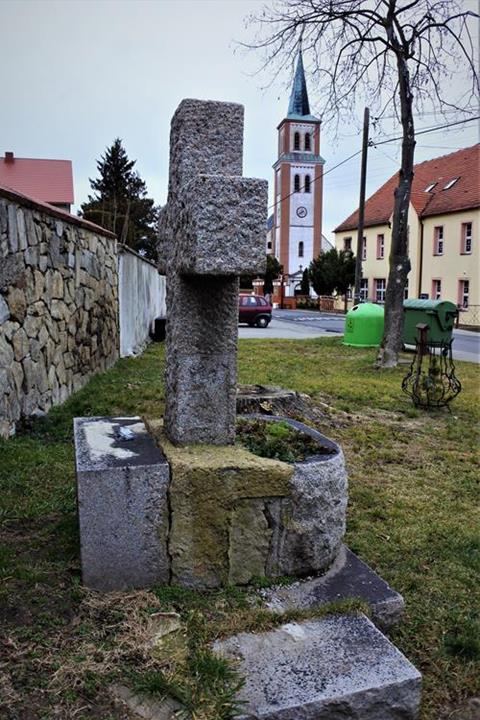 Kaminnik - pomnik poległych (4).JPG
