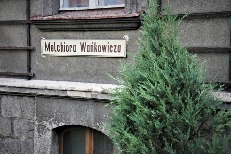 Ulica Melchiora Wańkowicza - napis propagandowy (2).JPG