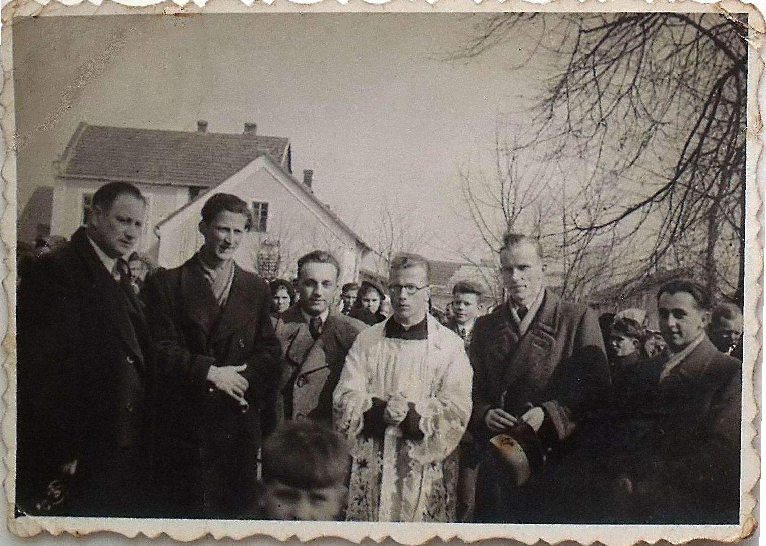 Od lewej Karol Jamka, Jozef Mrozowski, Stanislaw Zastawniak, ks Kazimierz Feliks, (-) Kasprzyk, Kazimierz Pieprzyk w 1940 r.jpg