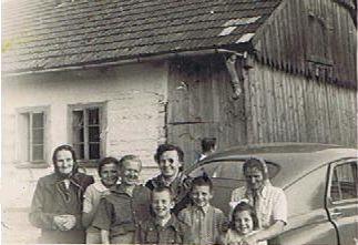 Pierwsza z lewej Franciszka Jamkowa, wdowa po Janie, z prawej córka Marianna Chruścielowa  przed chałupą Danielów około 1962-3 roku.jpg