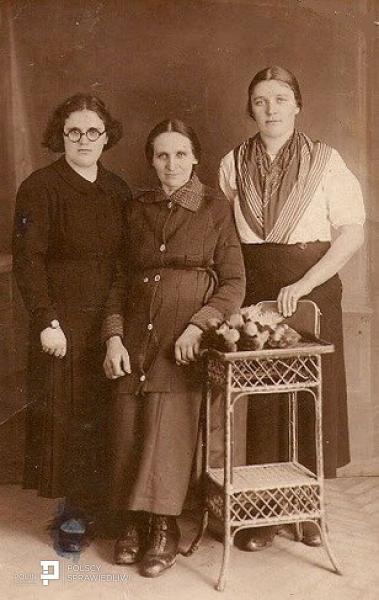 Od lewej Stanisława Bednarska, z matką Franciszką i siostrą Marianną około 1933-4 roku..jpg