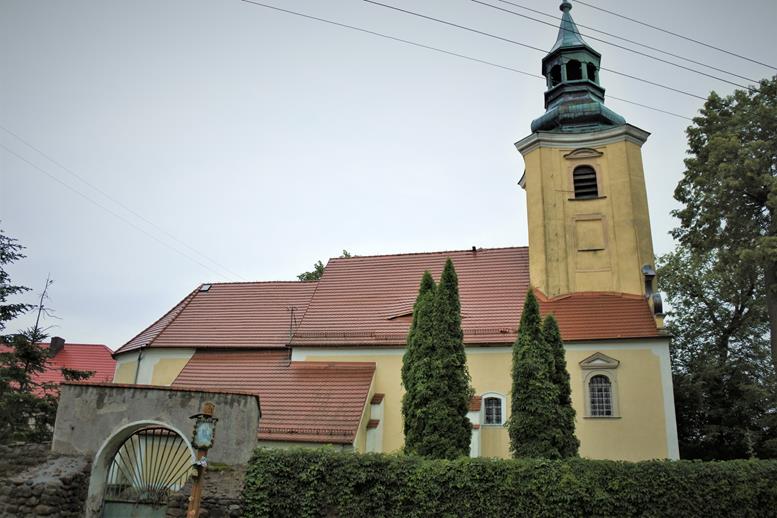 Wojsław - reper na kościele (1).JPG