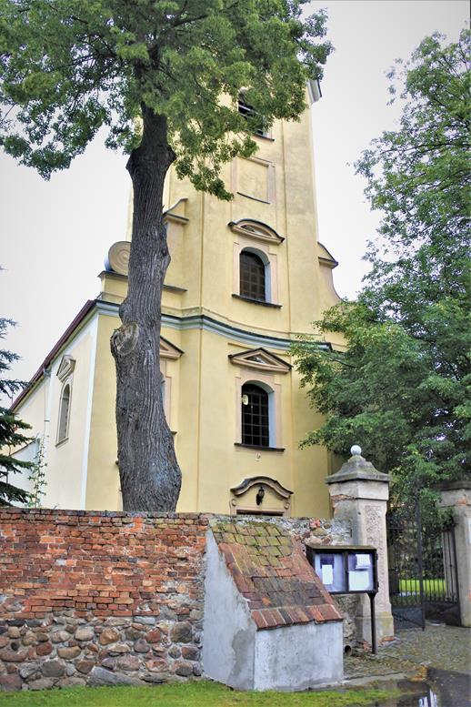 Wojsław - reper na kościele (2).JPG