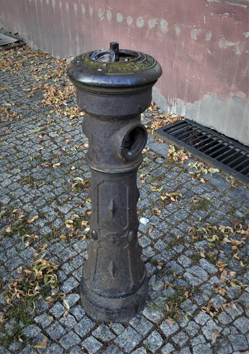Oleśnica - przedwojenny hydrant (2).JPG