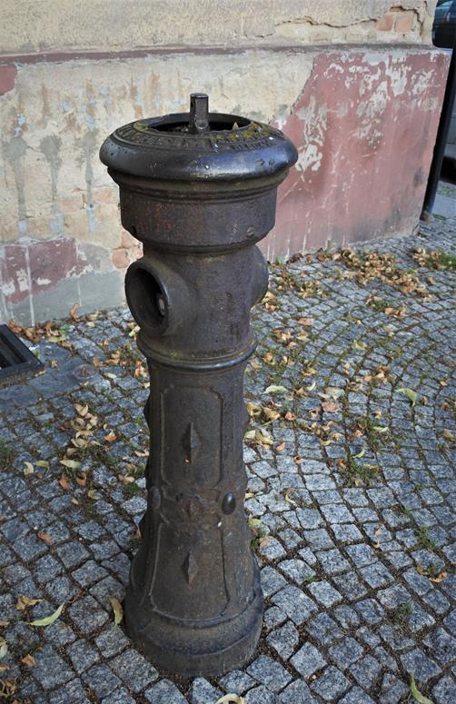 Oleśnica - przedwojenny hydrant (6).JPG