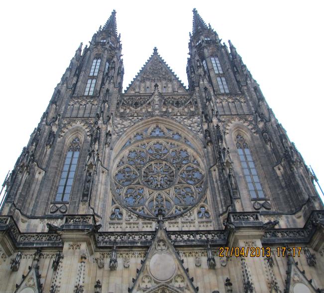 Praga - neogotycka fasada katedry św. Wita.JPG
