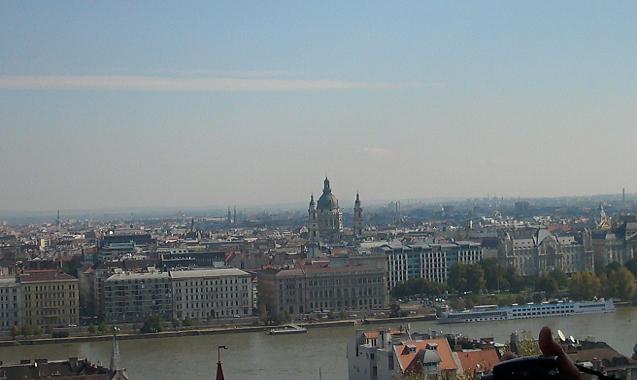 Budapeszt - katedra - widok z Budy na Peszt z górującą katedrą w środku.JPG