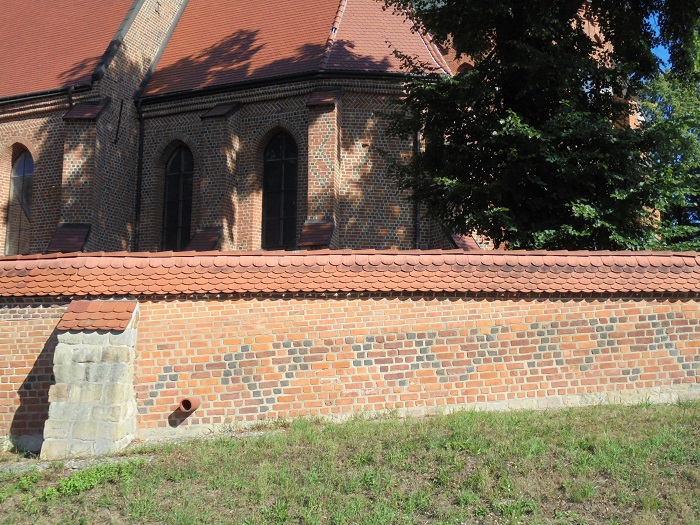 Szczepanow kosciol fragmenty muru gotyckiego.JPG