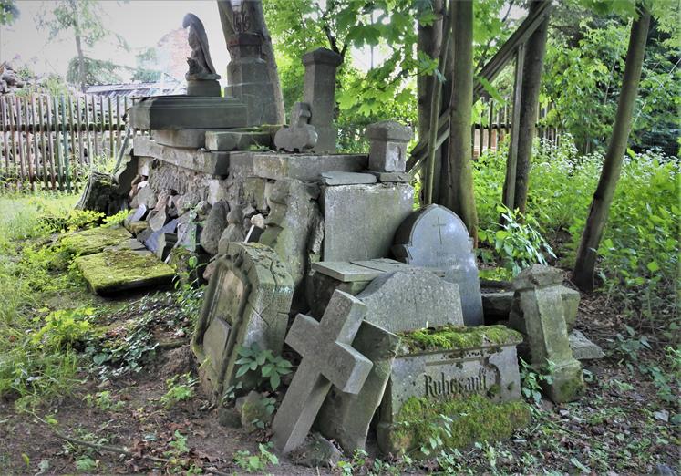 Na dawnym cmentarzu (9).JPG